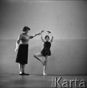 1950-1960, Nowa Huta, Polska.
Próba baletowa. Nauczycielka z uczennicą.
Fot. Irena Jarosińska, zbiory Ośrodka KARTA.
 



