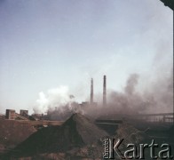 1960-1970, Nowa Huta, Polska.
Dymiace kominy fabryczne. Na pierwszym planie chałda węgla.
Fot. Irena Jarosińska, zbiory Ośrodka KARTA 



