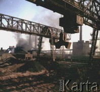 1960-1970, Nowa Huta, Polska.
Dymiace kominy fabryczne.Na pierwszym planie dźwigi.
Fot. Irena Jarosińska, zbiory Ośrodka KARTA 
 



