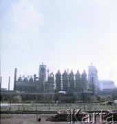1960-1970, Nowa Huta, Polska.
Dymiace kominy fabryczne.
Fot. Irena Jarosińska, zbiory Ośrodka KARTA 
