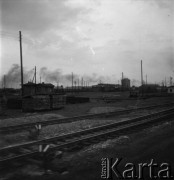 1960-1970, prawdopodobnie okolice Nowej Huty, Polska.
Dymiace kominy fabryczne. Na pierwszym planie rozdzielnie torów kolejowych na stacji przeładunkowej.
Fot. Irena Jarosińska, zbiory Ośrodka KARTA 

