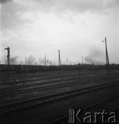 1960-1970, Nowa Huta, Polska.
Dymiace kominy fabryczne. Na pierwszym planie tory kolejowe na stacji przeładunkowej.
Fot. Irena Jarosińska, zbiory Ośrodka KARTA 
