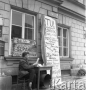Lata 1954-1963, Warszawa, Polska.
Sprzedaż biletów na Kabaret Szpak w obsadzie: Stefcia Górska, Tadeusz Olsza, Zenon Wiktorczyk, Alina Janowska, Jerzy Abratewski, Wieńczysław Gliński, Edward Dziewoński, który wystąpi 10.VI o godzinie 18ej w  Auditorium Maximum pod budynkiem Uniwersytetu Warszawskiego.
Fot. Irena Jarosińska, zbiory Ośrodka KARTA.
 



