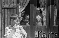 1959, Warszawa, Polska.
Osoby obserwujące plan zdjęciowy do filmu 