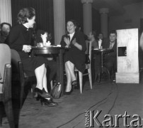 Lata 50., Warszawa, Polska.
Publiczność na występie kabaretu 