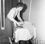 Lata 50., Warszawa, Polska.
Przygotowania do występu kabaretu 