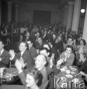 Lata 50., Warszawa, Polska.
Publiczność na występie kabaretu 