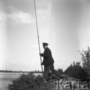 Lata 50., Warszawa, Polska.
Wędkarz na Młocinach.
Fot. Irena Jarosińska, zbiory Ośrodka KARTA