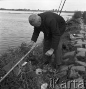 Lata 50., Warszawa, Polska.
Wędkarz na Młocinach.
Fot. Irena Jarosińska, zbiory Ośrodka KARTA