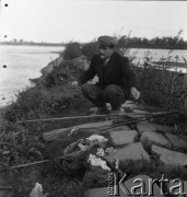 Lata 50., Warszawa, Polska.
Wędkarz na Młocinach.
Fot. Irena Jarosińska, zbiory Ośrodka KARTA