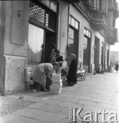 Lata 50., Warszawa, Polska.
Kamienica w Alei gen. Karola Świerczewskiego 61 (obecnie Aleja Solidarności). 
Fot. Irena Jarosińska, zbiory Ośrodka KARTA