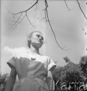 Lata 50., Warszawa, Polska.
Ludmiła Murawska - aktorka z teatru Mirona Białoszewskiego.
Fot. Irena Jarosińska, zbiory Ośrodka KARTA