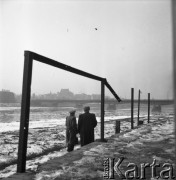 Lata 50., Warszawa, Polska.
Nad Wisłą. W tle most Śląsko-Dąbrowski i Stare Miasto.
Fot. Irena Jarosińska, zbiory Ośrodka KARTA