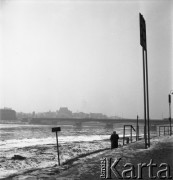 Lata 50., Warszawa, Polska.
Nad Wisłą. W tle most Śląsko-Dąbrowski i Stare Miasto.
Fot. Irena Jarosińska, zbiory Ośrodka KARTA
