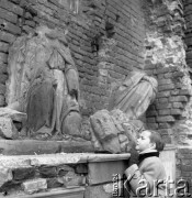 Lata 50., Warszawa, Polska.
Lapidarium przy kościele św. Floriana. Marek Jarosiński - syn fotografki Ireny Jarosińskiej.
Fot. Irena Jarosińska, zbiory Ośrodka KARTA