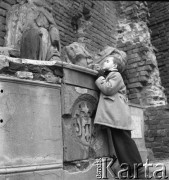 Lata 50., Warszawa, Polska.
Lapidarium przy kościele św. Floriana. Marek Jarosiński - syn fotografki Ireny Jarosińskiej.
Fot. Irena Jarosińska, zbiory Ośrodka KARTA