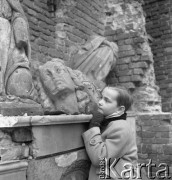Lata 50., Warszawa, Polska.
Lapidarium przy kościele św. Floriana. Marek Jarosiński - syn fotografki Ireny Jarosińskiej.
Fot. Irena Jarosińska, zbiory Ośrodka KARTA