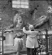 Lata 50., Warszawa, Polska.
Lapidarium przy kościele św. Floriana. Marek Jarosiński - syn fotografki Ireny Jarosińskiej.
Fot. Irena Jarosińska, zbiory Ośrodka KARTA