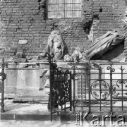 Lata 50., Warszawa, Polska.
Lapidarium przy kościele św. Floriana. Marek Jarosiński - syn fotografki Ireny Jarosińskiej.
Fot. Irena Jarosińska, zbiory Ośrodka KARTA