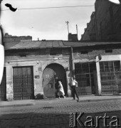 Lata 50., Warszawa, Polska.
Ulica Ząbkowska 14 na Pradze Północ.
Fot. Irena Jarosińska, zbiory Ośrodka KARTA