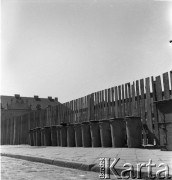 Lata 50., Warszawa, Polska.
Śmietniki na ulicy Miodowej.
Fot. Irena Jarosińska, zbiory Ośrodka KARTA