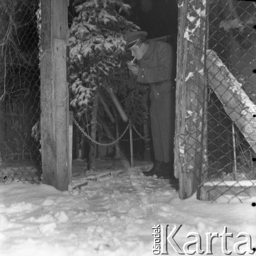 Lata 50., Polska.
Milicjant.
Fot. Irena Jarosińska, zbiory Ośrodka KARTA