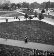 Lata 50., Warszawa, Polska.
Plac Weteranów 1863 roku – widok w kierunku zachodnim. Widoczna Aleja gen. Karola Świerczewskiego.
Fot. Irena Jarosińska, zbiory Ośrodka KARTA