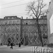 Lata 50., Warszawa, Polska.
Ulica Piękna 24/26 – dawne Gimnazjum im. Cecylii Plater-Zyberkówny. Po prawej ściana szczytowa kamienicy na ulicy Pięknej 22.
Fot. Irena Jarosińska, zbiory Ośrodka KARTA