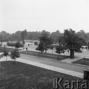 Lata 50., Warszawa, Polska.
Plac Weteranów 1863 roku – widok w kierunku zachodnim. Widoczna Aleja gen. Karola Świerczewskiego i Park Praski z alejką prowadzącą do Miejskiego Ogrodu Zoologicznego.
Fot. Irena Jarosińska, zbiory Ośrodka KARTA