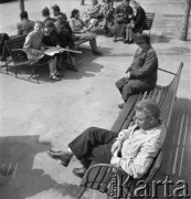 Lata 50., Warszawa, Polska.
Osoby siedzące na ławkach.
Fot. Irena Jarosińska, zbiory Ośrodka KARTA