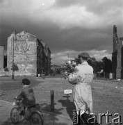 Lata 50., Warszawa, Polska.
Wylot ulicy Floriańskiej na Aleję gen. Karola Świerczewskiego. Kamienica na ulicy Floriańskiej 12 (z napisem KKO).
Fot. Irena Jarosińska, zbiory Ośrodka KARTA