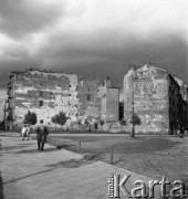 Lata 50., Warszawa, Polska.
Kamienica w Alei gen. Karola Świerczewskiego 61 (po lewej, obecnie Aleja Solidarności). Kamienica na ulicy Floriańskiej 12 (po prawej).
Fot. Irena Jarosińska, zbiory Ośrodka KARTA