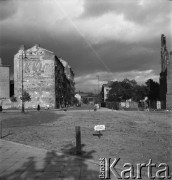 Lata 50., Warszawa, Polska.
Wylot ulicy Floriańskiej na Aleję gen. Karola Świerczewskiego. Kamienica na ulicy Floriańskiej 12 (z napisem KKO).
Fot. Irena Jarosińska, zbiory Ośrodka KARTA