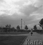 Lata 50., Warszawa, Polska.
Plac Weteranów 1863 roku – chodnik na przedłużeniu ulicy Floriańskiej – ujęcie w kierunku północno-zachodnim.
Fot. Irena Jarosińska, zbiory Ośrodka KARTA