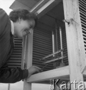 Lata 50., Polska.
Budka meteorologiczna - miejsce pomiarów temperatury powietrza.
Fot. Irena Jarosińska, zbiory Ośrodka KARTA