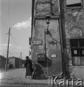 Lata 50., Warszawa, Polska.
Skrzyżowanie ulicy Bednarskiej z ulicą Krakowskie Przedmieście.
Fot. Irena Jarosińska, zbiory Ośrodka KARTA