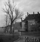 Lata 50., Warszawa, Polska.
Kościół Wizytek pod wezwaniem Opieki św. Józefa Oblubieńca Niepokalanej Bogurodzicy Maryi na Krakowskim Przedmieściu. Marek Jarosiński - syn fotografki Ireny Jarosińskiej.
Fot. Irena Jarosińska, zbiory Ośrodka KARTA