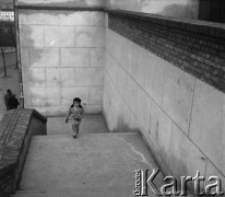 Lata 50., Warszawa, Polska.
Zejście na ulicę Karową przy budynku Polskiego Towarzystwa Higienicznego (ulica Karowa 31). Marek Jarosiński - syn fotografki Ireny Jarosińskiej.
Fot. Irena Jarosińska, zbiory Ośrodka KARTA