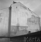 Lata 50., Warszawa, Polska.
Ściana budynku Polskiego Towarzystwa Higienicznego na ulicy Karowej 31. Marek Jarosiński - syn fotografki Ireny Jarosińskiej.
Fot. Irena Jarosińska, zbiory Ośrodka KARTA