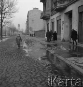 Lata 50., Warszawa, Polska.
Aleja gen. Karola Świerczewskiego (dziś Aleja Solidarności).
Fot. Irena Jarosińska, zbiory Ośrodka KARTA