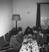 Lata 50., Warszawa, Polska.
Chińczycy gośćmi Stowarzyszenia Dziennikarzy Polskich.
Fot. Irena Jarosińska, zbiory Ośrodka KARTA