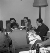 Lata 50., Warszawa, Polska.
Chińczycy gośćmi Stowarzyszenia Dziennikarzy Polskich.
Fot. Irena Jarosińska, zbiory Ośrodka KARTA