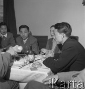 Lata 50., Warszawa, Polska.
Chińczycy gośćmi Stowarzyszenia Dziennikarzy Polskich.
Fot. Irena Jarosińska, zbiory Ośrodka KARTA