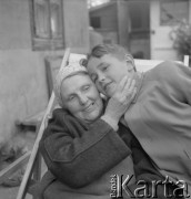 Lata 50., Kazimierz Dolny, Polska.
Zofia Małek - matka fotografki Ireny Jarosińskiej - ze swoim wnukiem Markiem Jarosińskim - synem fotografki.
Fot. Irena Jarosińska, zbiory Ośrodka KARTA