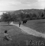 Lata 50., Kazimierz Dolny, Polska.
Marek Jarosiński (z lewej) - syn fotografki Ireny Jarosińskiej.
Fot. Irena Jarosińska, zbiory Ośrodka KARTA