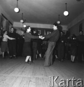 Lata 50., województwo olsztyńskie, Polska.
Zobowiązanie pierwszomajowe.
Fot. Irena Jarosińska, zbiory Ośrodka KARTA