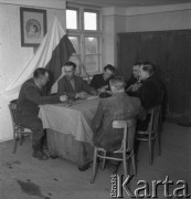 Lata 50., województwo olsztyńskie, Polska.
Zobowiązania pierwszomajowe. Spotkanie.
Fot. Irena Jarosińska, zbiory Ośrodka KARTA