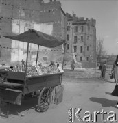 Lata 50., Warszawa, Polska.
Boczne oficyny kamienicy na ulicy Pięknej 16a przylepione do oficyn kamienicy przy ulicy Mokotowskiej 40.
Fot. Irena Jarosińska, zbiory Ośrodka KARTA
