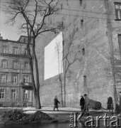 Lata 50., Warszawa, Polska.
Ulica Piękna. Budynek dawnego Gimnazjum im. Cecylii Plater-Zyberkówny (ulica Piękna 24/26, po lewej). Ściana kamienicy na ulicy Pięknej 22 (po prawej).
Fot. Irena Jarosińska, zbiory Ośrodka KARTA