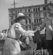 Lata 50., Warszawa, Polska.
Plac przed dawnym Dworcem Wiedeńskim w Alejach Jerozolimskich. W tle kamienica w Alejach Jerozolimskich 37 (w prawym górnym rogu fragment Hotelu Polonia).
Fot. Irena Jarosińska, zbiory Ośrodka KARTA
